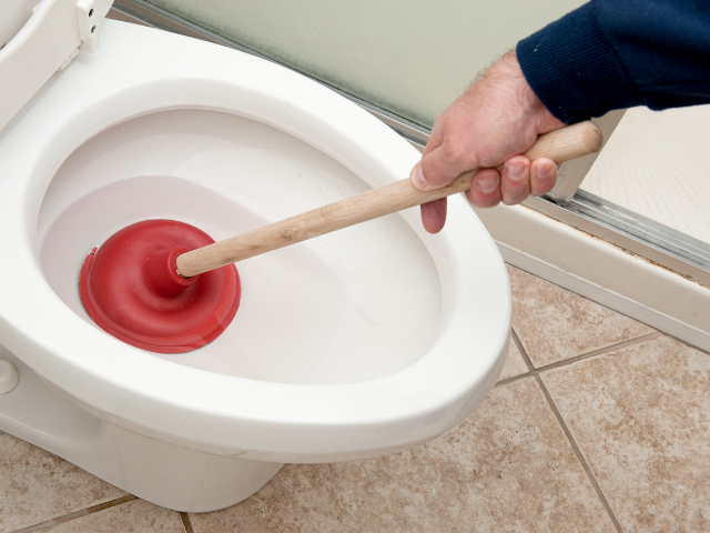 Vaso sanitário sendo desentupido