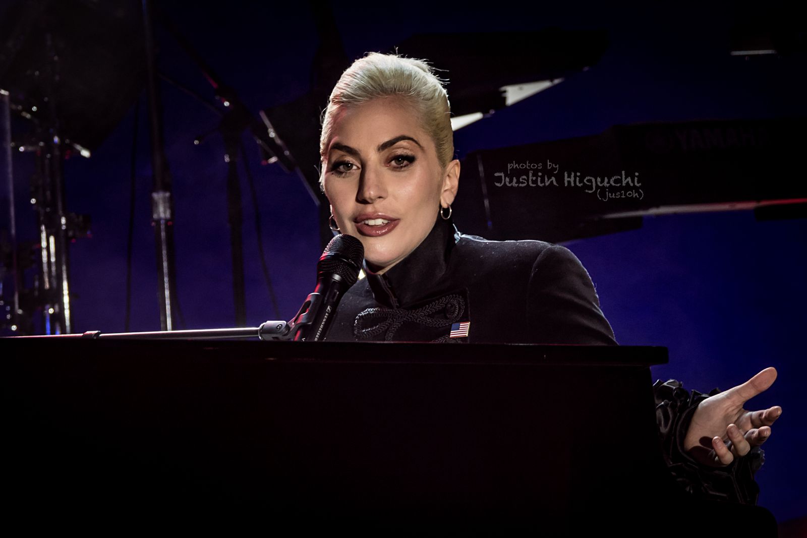Lady Gaga tocando piano enquanto fala ao microfone