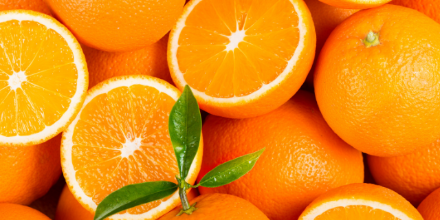 Denira777 / Canva Laranjas cortadas ao meio.