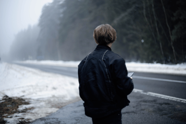 SaevichMikalai de Getty Images / Canva Menino olhando estrada