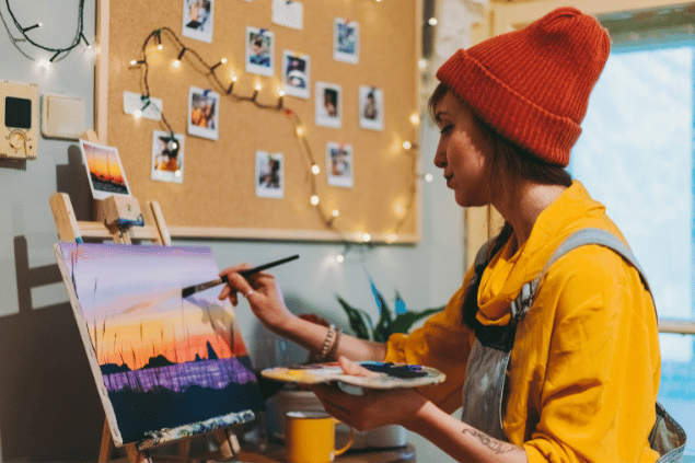 Mulher pintando feliz