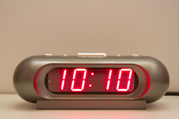 Rádio relógio digital com números iguais