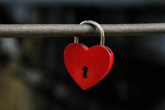 Imagem de um cadeado em formato de coração. 