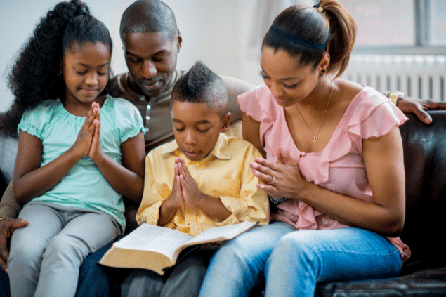 Família rezando junto. 