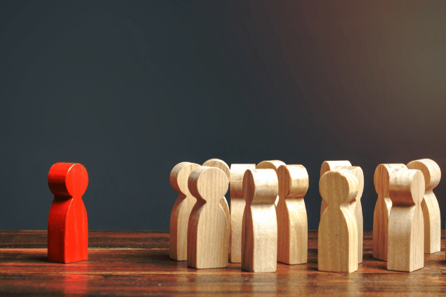 Dorin Tamas's Images / Canva Pro Bonequinhos representando sentimento de rejeição. O boneco de cor vermelha é excluído do restante.