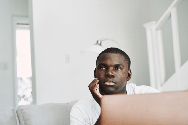 SHOTPRIME / Canva Homem reflexivo