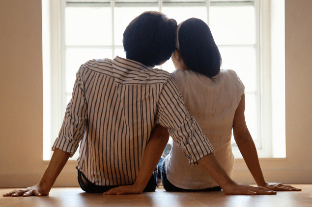 Latino Life / Canva Casal de cabeças encostadas