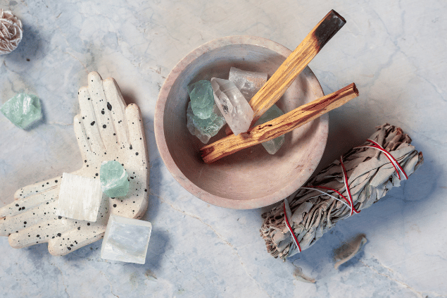 Amymjay / Getty Images / Canva Na imagem, há um recipiente com cristais e palo santo.