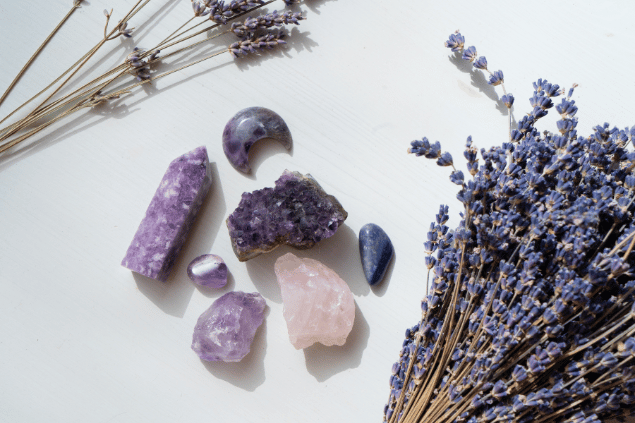 Neirfy / Canva Na imagem, há flores e cristais em cima de uma mesa.