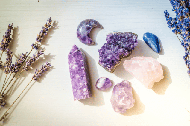 Neirfy / Canva Na imagem, há cristais e flores em cima de uma mesa.