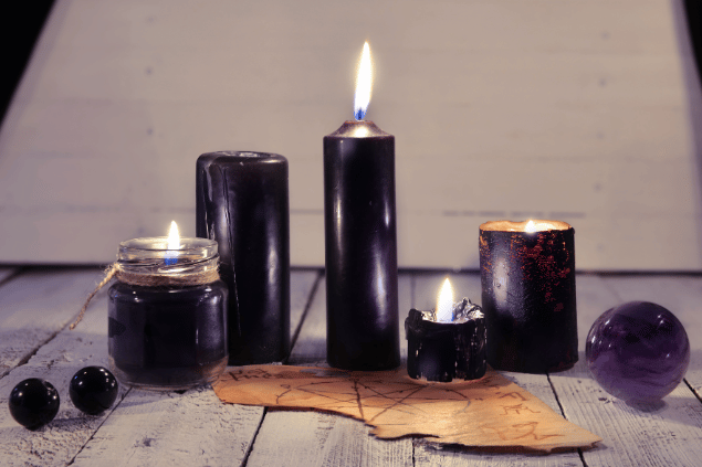 Vera Petruk / Canva Na imagem, há velas e cristais em cima de uma mesa.
