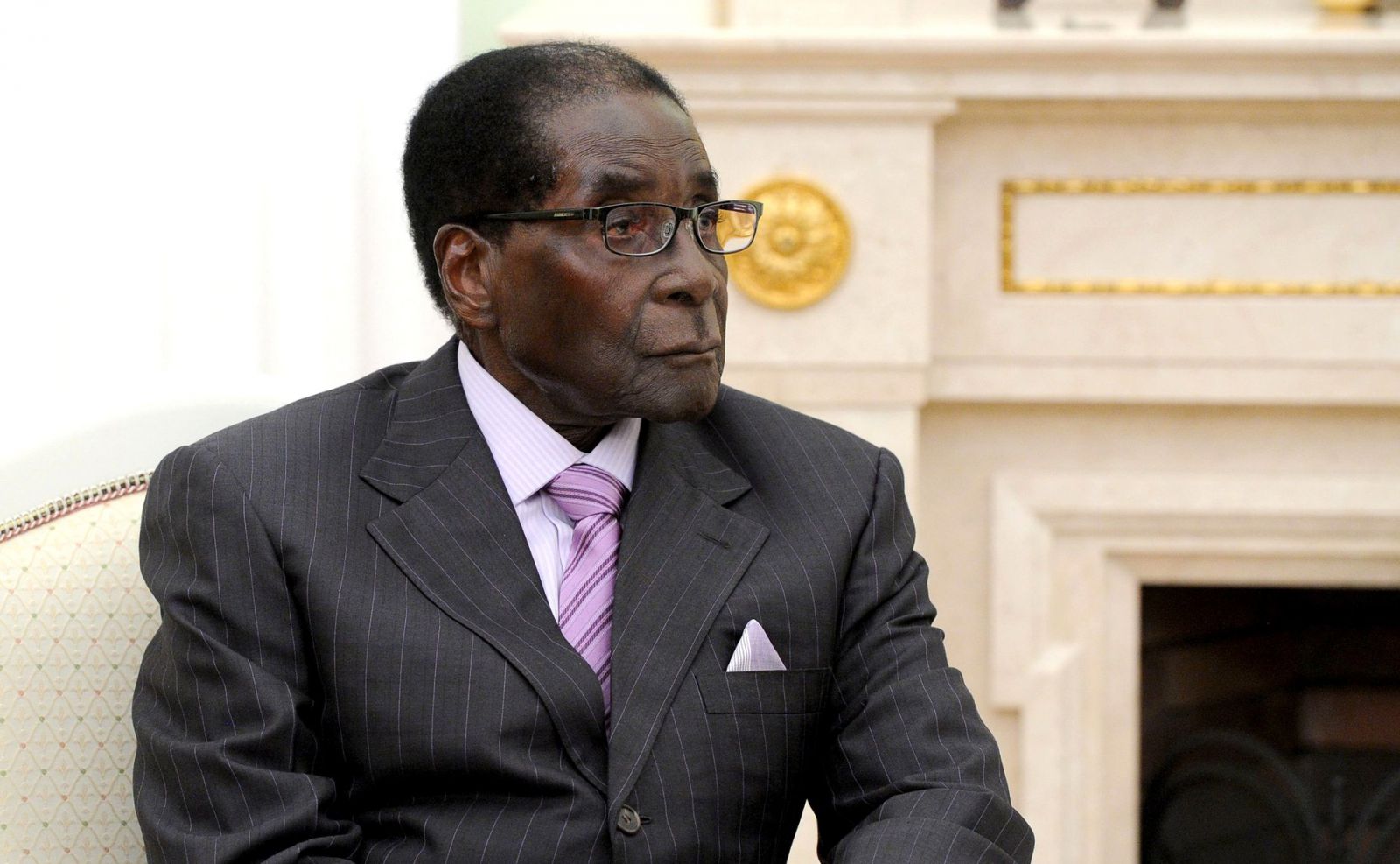 Robert Mugabe olhando para o lado