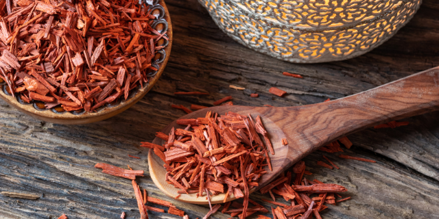 Madeleine_Steinbach / Canva Madeira de sândalo em recipiente e, ao lado, sobre colher.