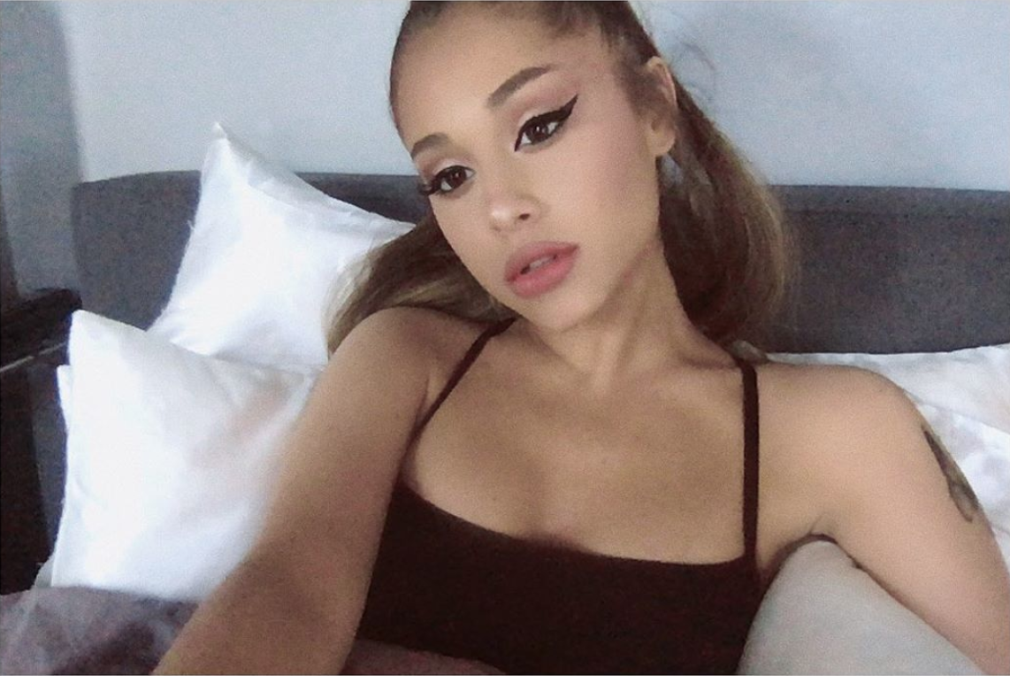 Ariana Grande em selfie sentada em sofá.