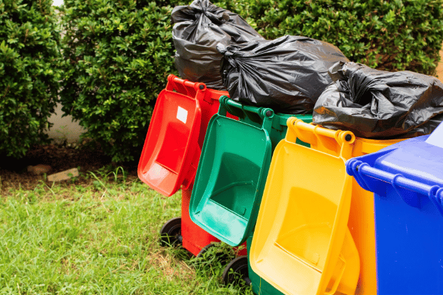 Imagem de lixeiras com diferentes cores de reciclagem 