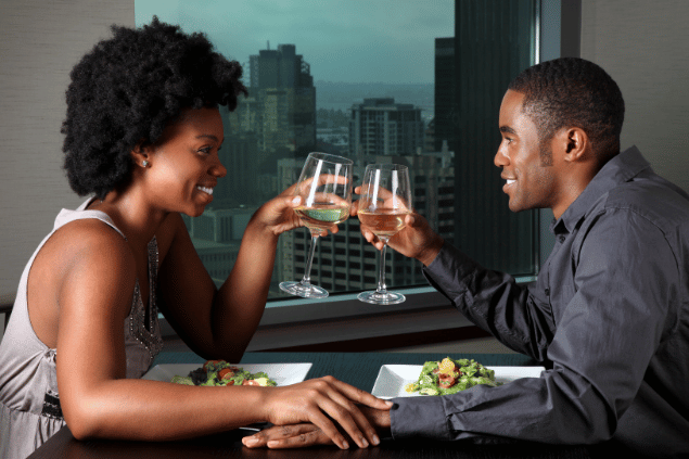 Casal jantando durante um encontro romântico. 