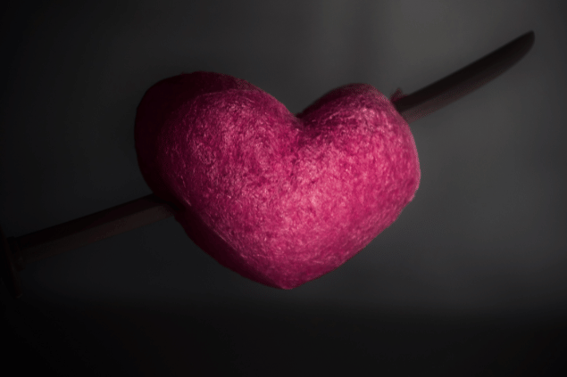 George Melin de Getty Images / Canva Coração com uma faca atravessada