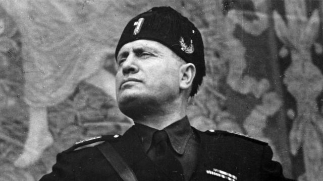 Benito Mussolini olhando para o lado