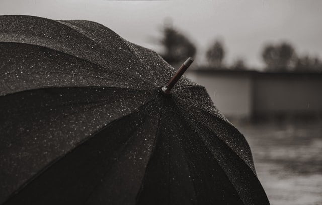 Guarda-chuva preto.