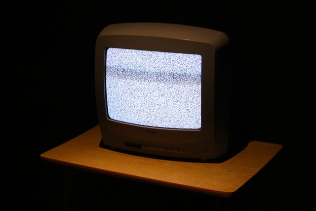 Televisão cinza com chiado no visor.