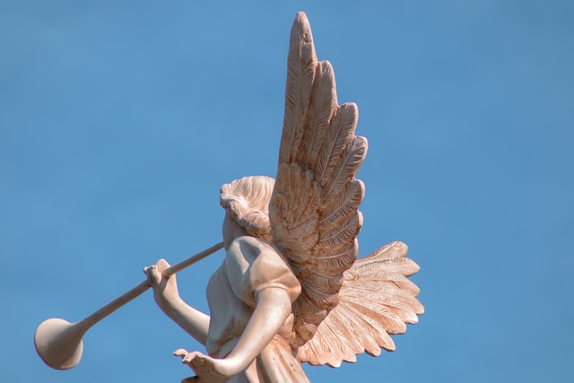 Andika Christian / Unsplash Escultura de anjo.