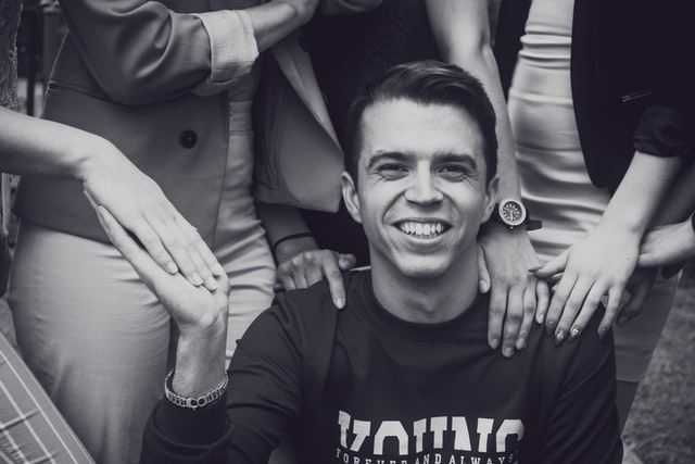 Andriyko Podilnyk / Unsplash Homem branco sorrindo.