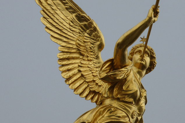 Estátua de anjo tocando um trompete