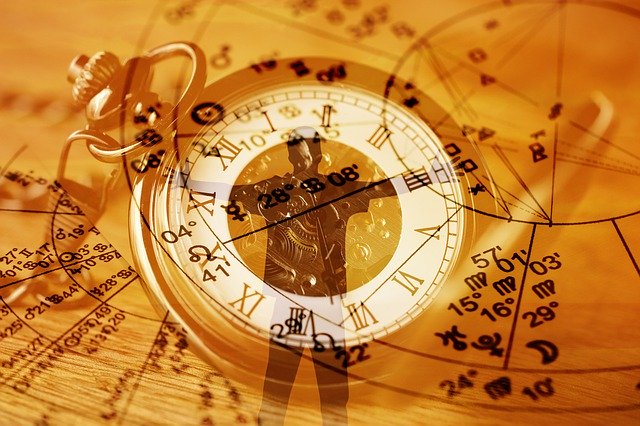 Gráfico com informações astrológicas e relógio sobreposto.
