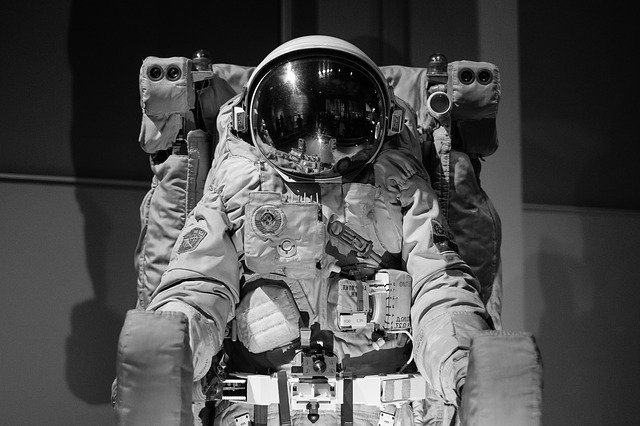 Astronauta sentado.