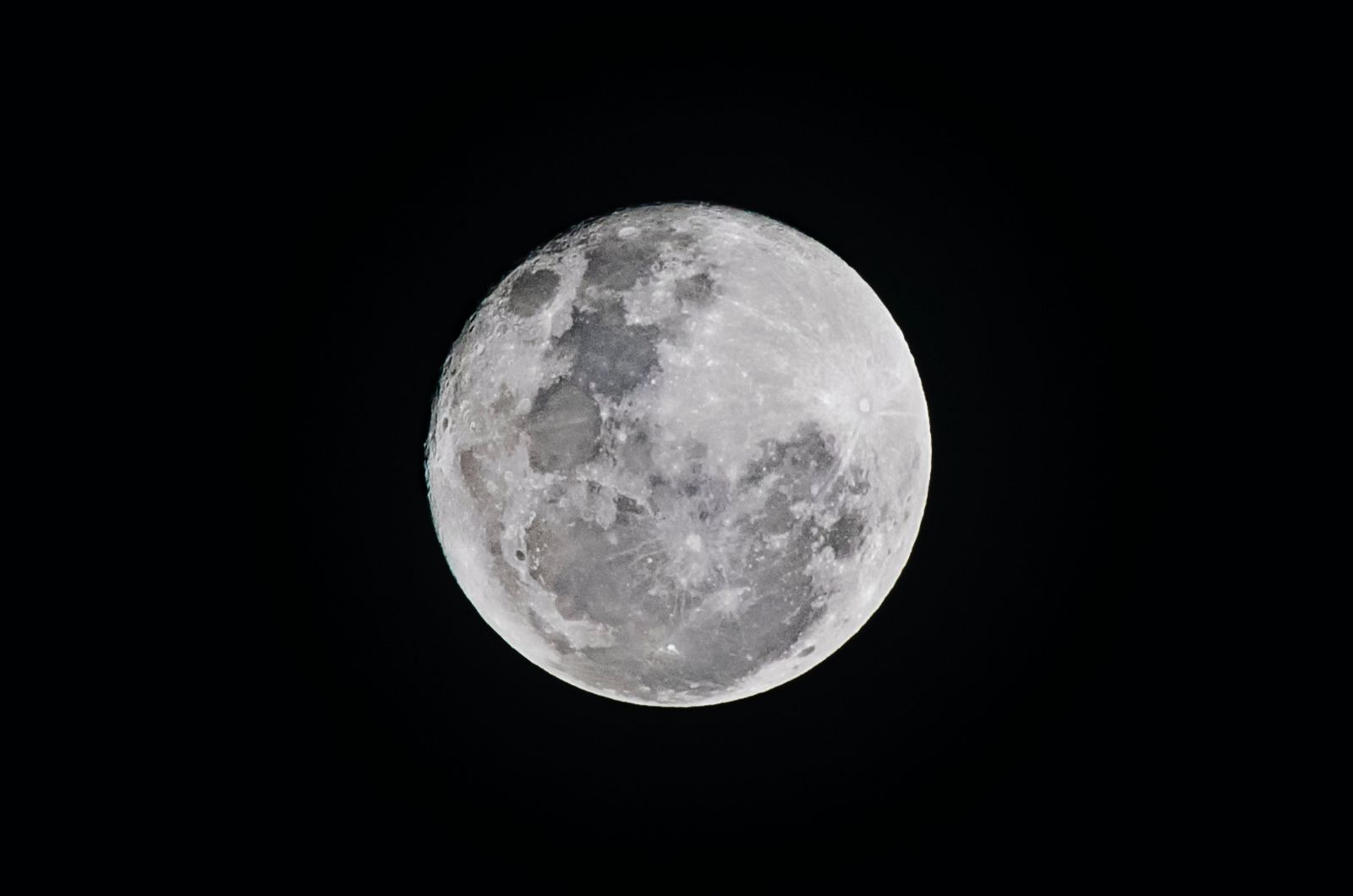 Foto de uma lua cheia à noite