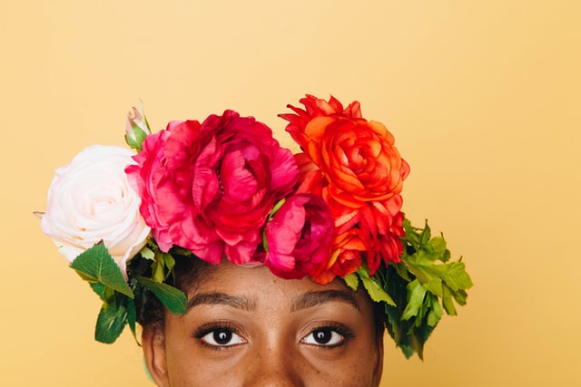 Mulher negra com coroa de flores.
