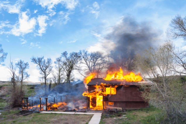 Casa de infancia pegando fogo