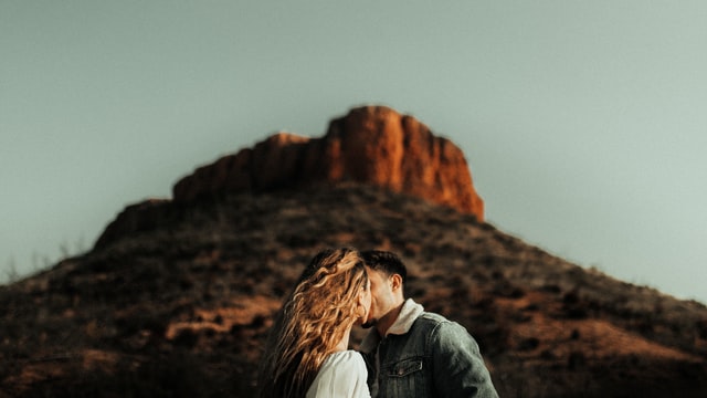 Charly Pn / Unsplash Homem e mulher brancos se beijando.