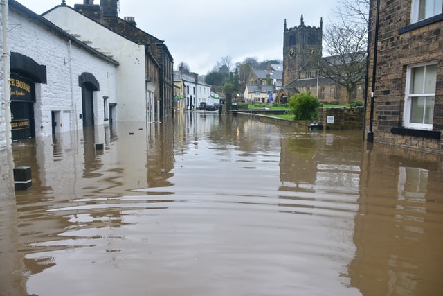 Rua inundada na enchente.