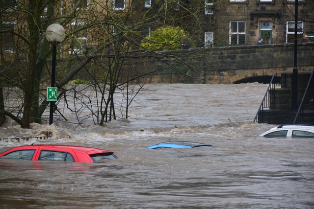 Carros submersos numa enchente.