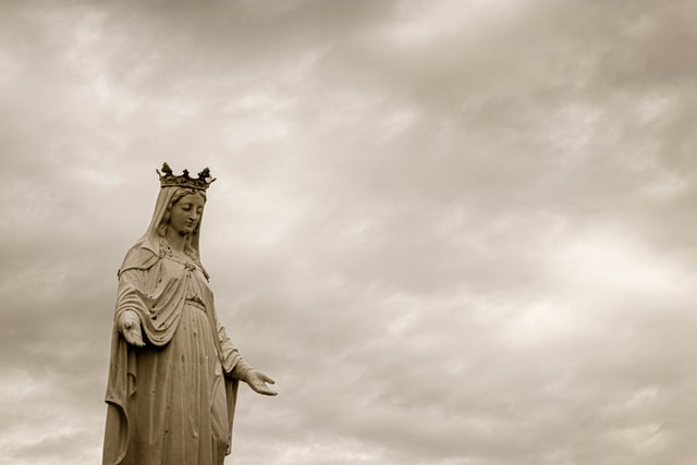 Estátua de Virgem Maria.