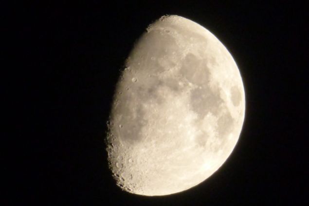 Foto da lua minguante, ou seja, metade dela é iluminada e a outra, não