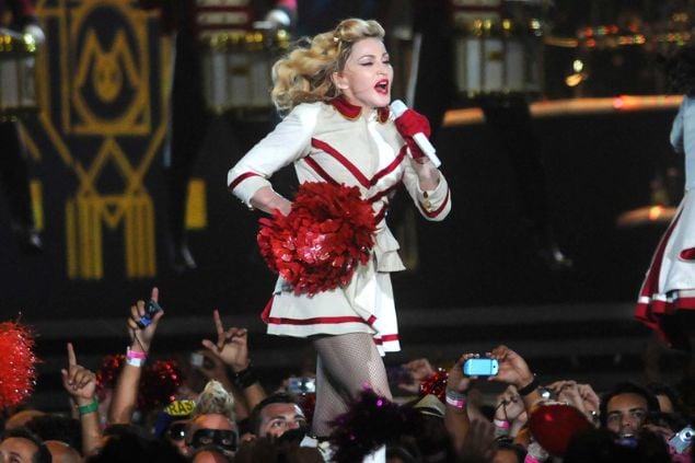 Madonna correndo em um palco em 2012