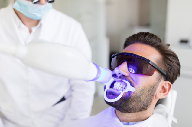 Homem passando por procedimentos dentários antes de arrancar um dente