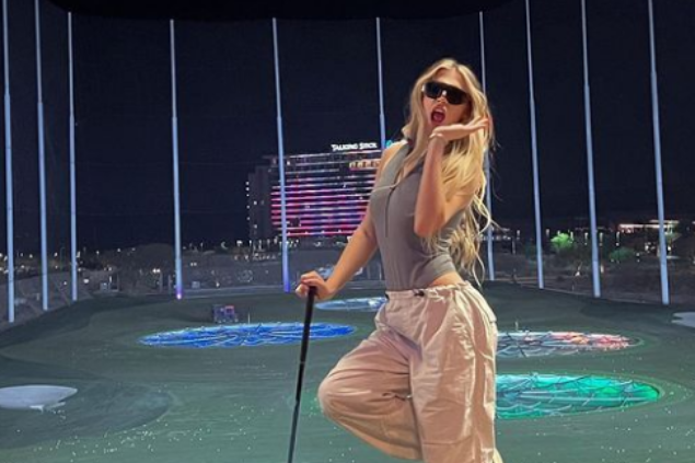 Madi Monroe posando para foto em uma cobertura