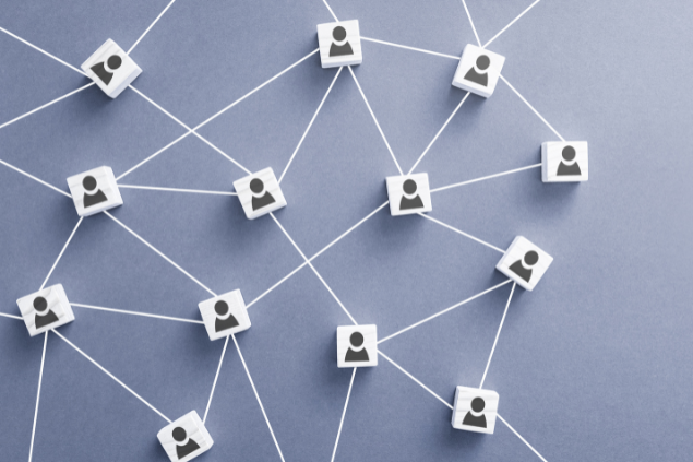 Redes de pessoas, com representações, indicando comunicação