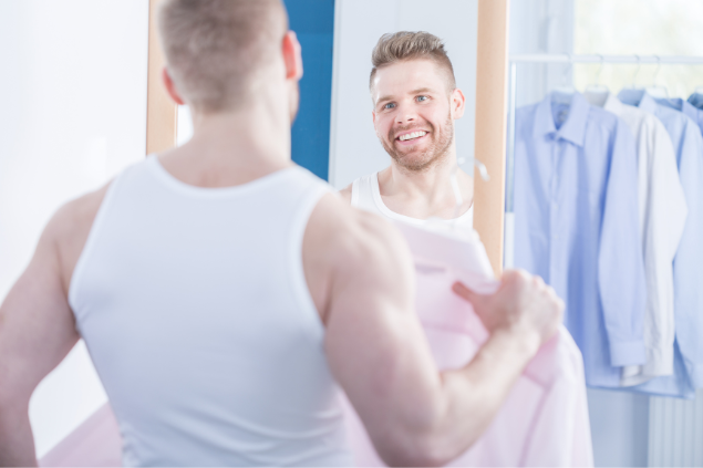 Homem narcisista se olhando no espelho