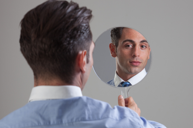 Homem se olhando no espelho