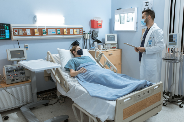 Mulher doente na cama do hospital enquanto conversa com a Doutora