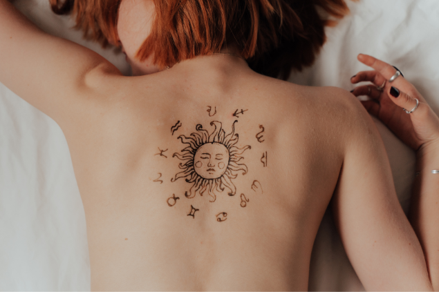 Mulher com uma tatuagem do Zodíaco