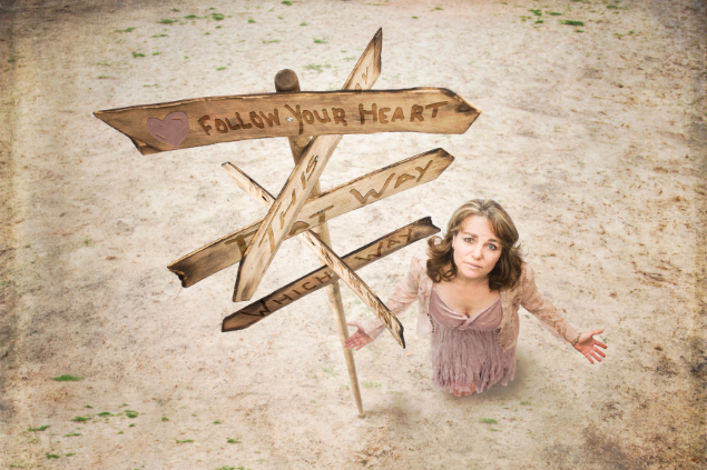 CarlaMc de Getty Images Signature no Canva Mulher indecisa olhando para placas