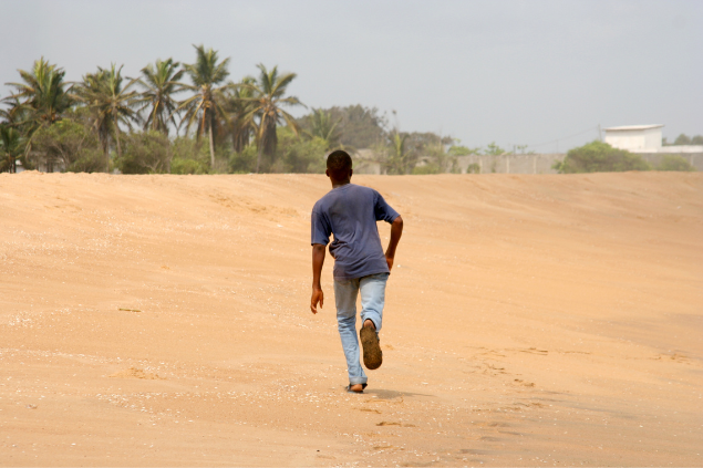 Homem correndo no deserto