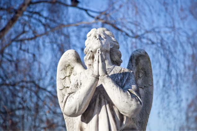 Estátua de anjo rezando