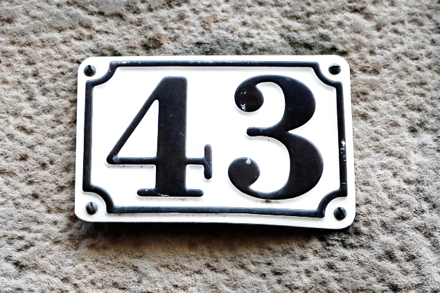 Placa com o número 43