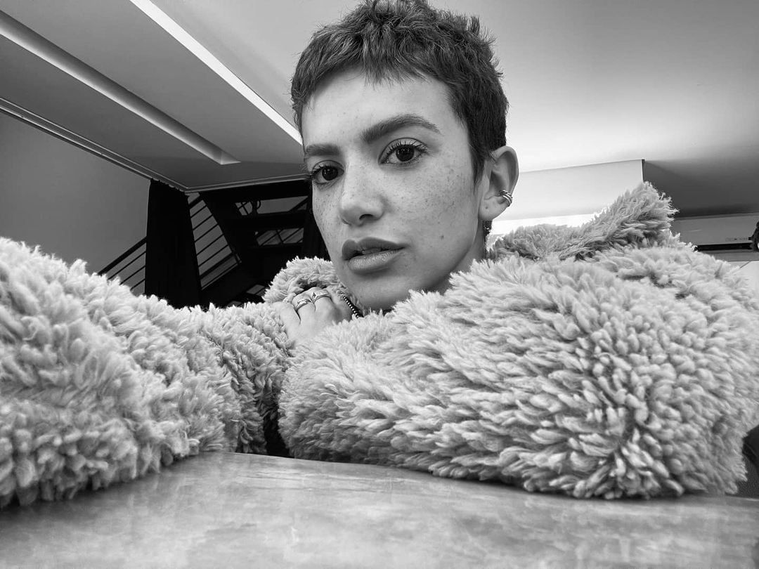 Manu Gavassi com casaco de pelos.